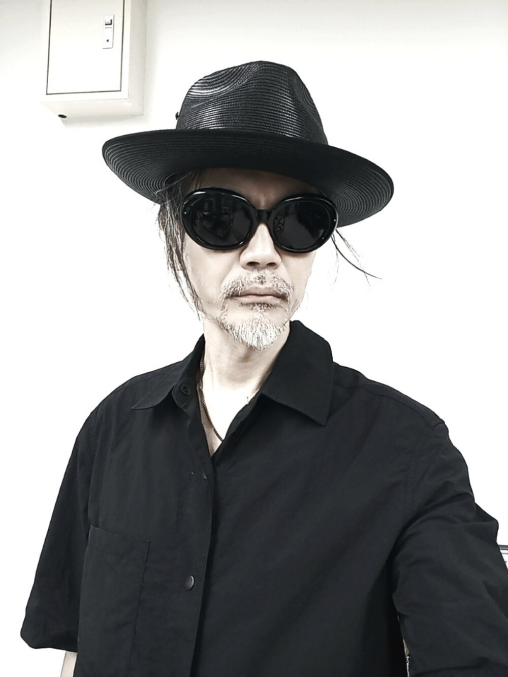 ブラック系のシャツ/ブラウス、ブルー系のデニムパンツ、ブラック系のスニーカーを着用したメンズの秋コーディネートの5枚目の写真