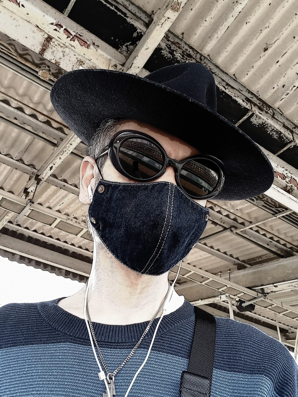 グレー系のその他パンツ、ブラック系のドレスシューズ、ブルー系のニット/セーターを着用したメンズの夏コーディネートの5枚目の写真