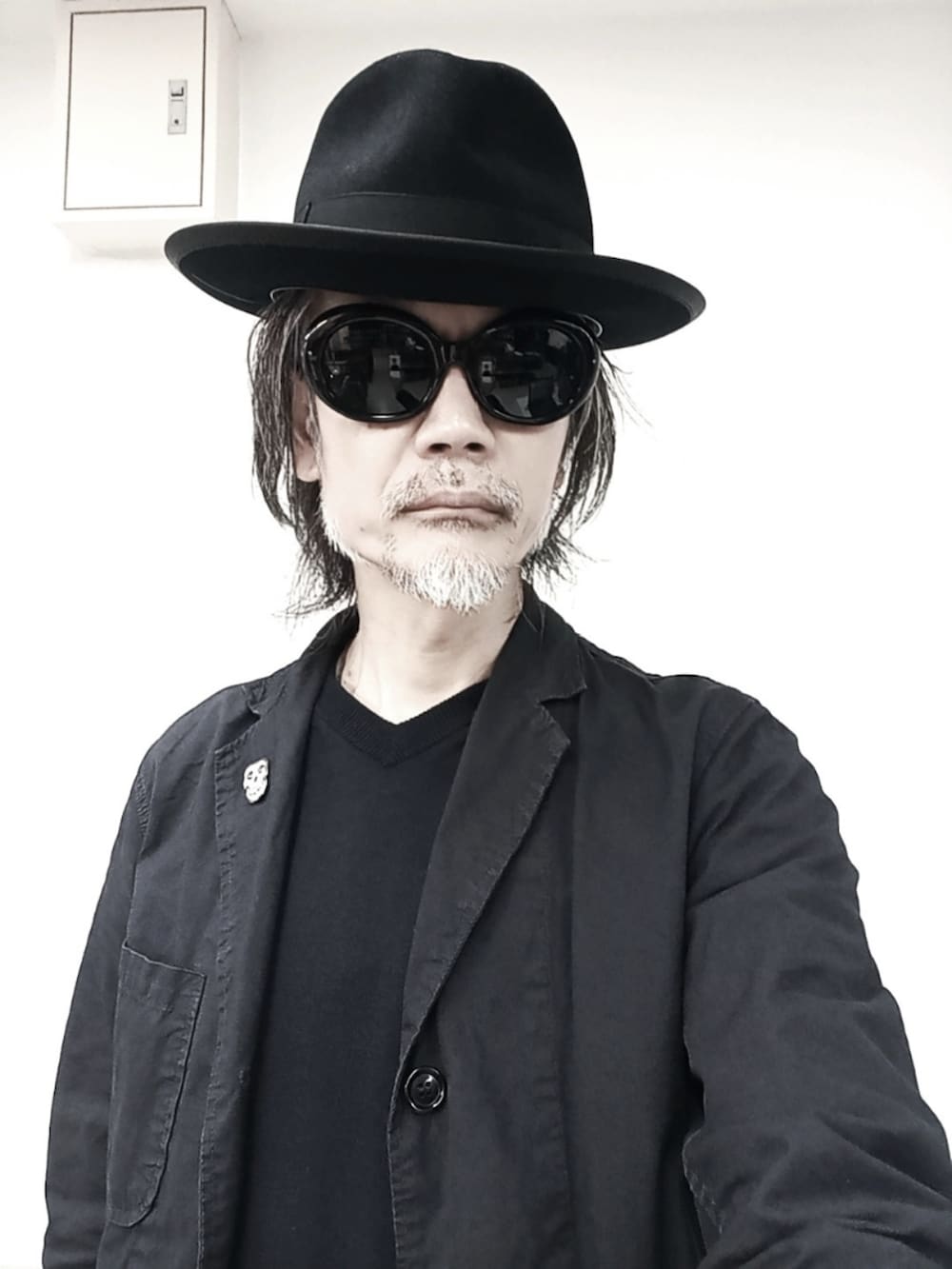 ブルー系のデニムパンツ、ブラック系のドレスシューズ、ブルー系のテーラードジャケットを着用したメンズの春コーディネートの4枚目の写真