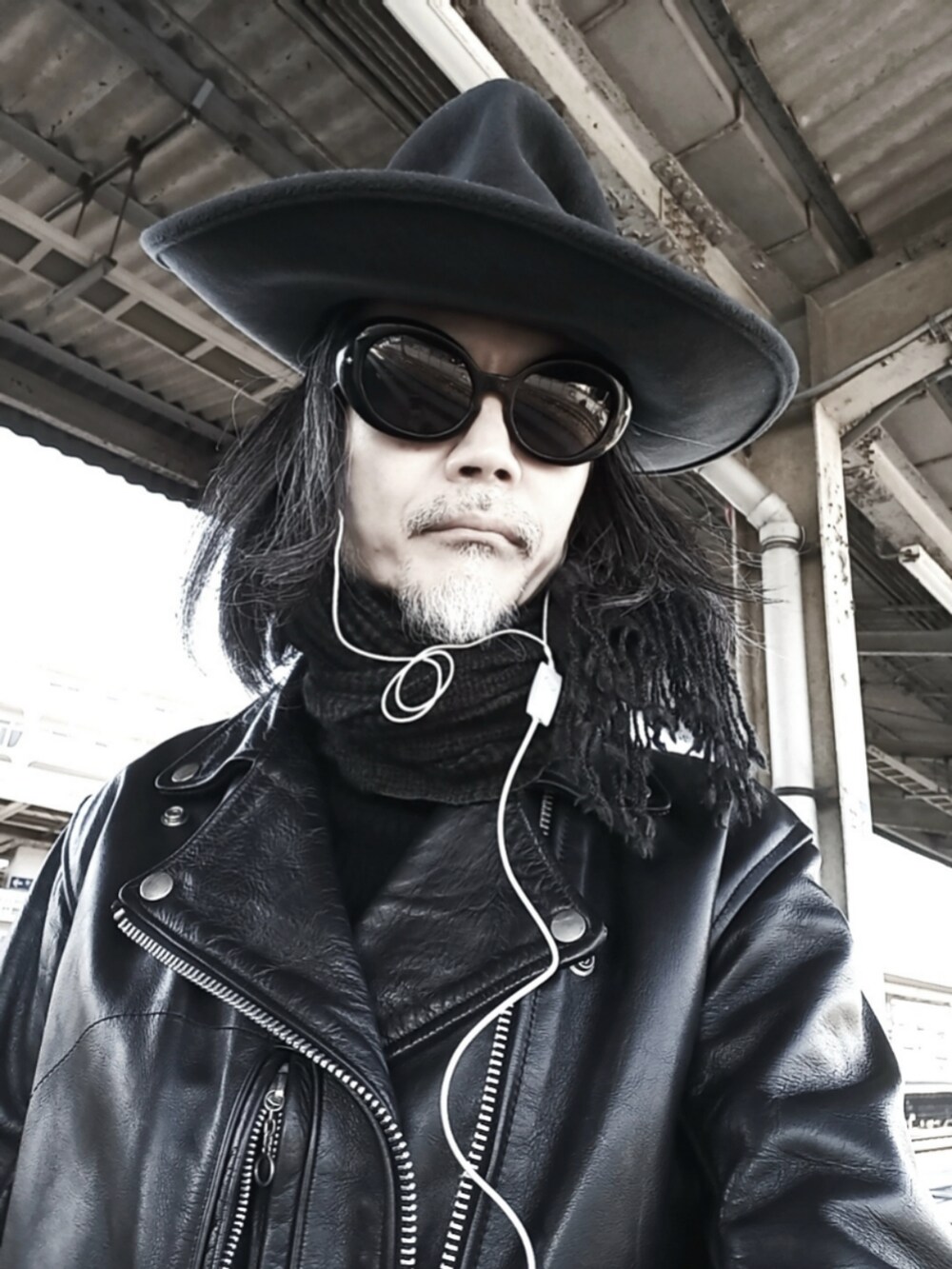 ブラック系のカーゴパンツ、ブラック系のライダースジャケット、ブラック系のドレスシューズを着用したメンズの冬コーディネートの4枚目の写真