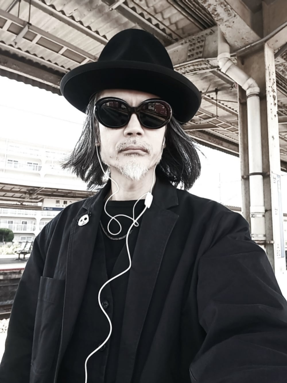 「ブラック、ジャケット、革靴、ハット、サングラス、ブラックデニム、古着、今日のコーデ」|「MHL.のセカストで約5,000円 MEN MHL. WASHED COMPACT COTTON JACKET (テーラードジャケット、ブラック系)」を使った、2440046さん(骨格ナチュラル・メンズ・172cm)の春コーディネートの3枚目の写真