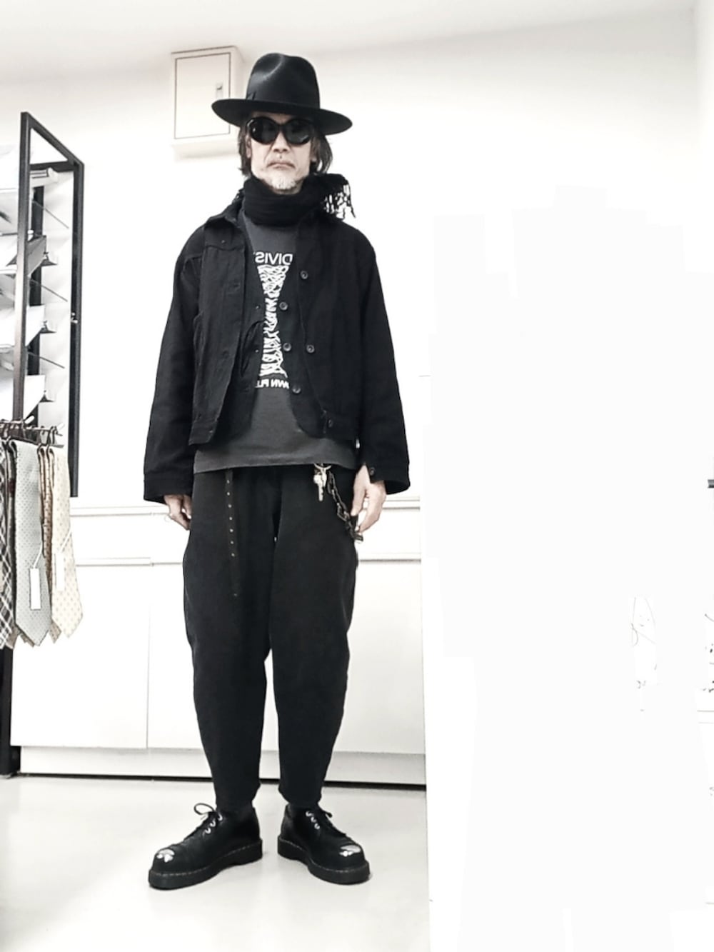 ブラック系のデニムジャケット、ブラック系のベスト、グレー系のTシャツ/カットソーを着用したメンズの春コーディネートの3枚目の写真