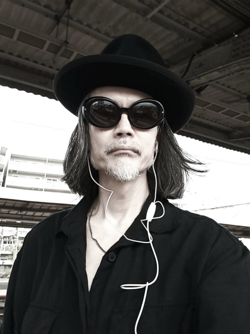 ブラック系のチノパンツ、ブラック系のシャツ/ブラウス、ブラック系のドレスシューズを着用したメンズの夏コーディネートの3枚目の写真