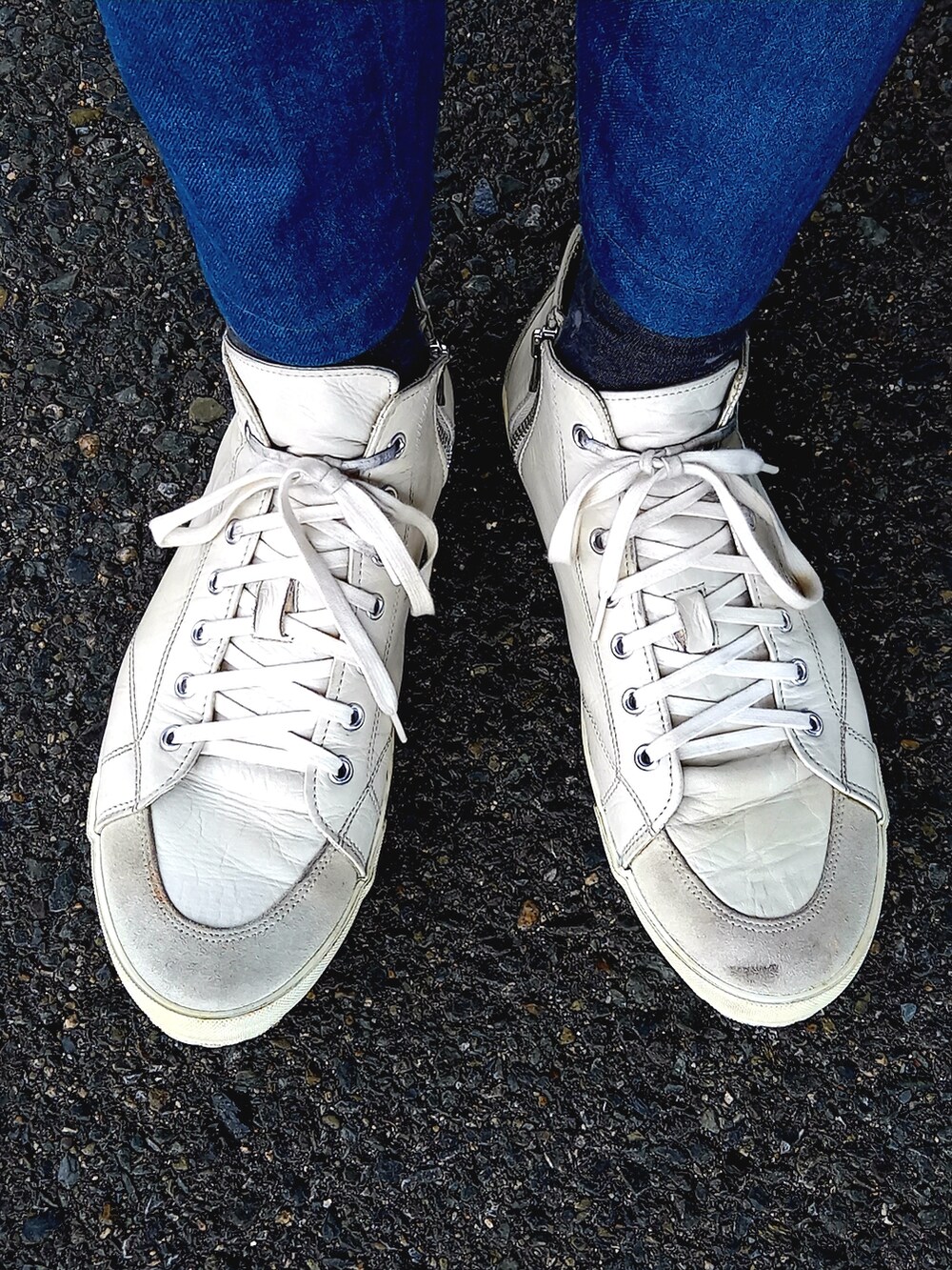 ブルー系のボディバッグ/ウエストポーチ、ブルー系のデニムパンツ、ホワイト系のスニーカーを着用したメンズの秋コーディネートの4枚目の写真