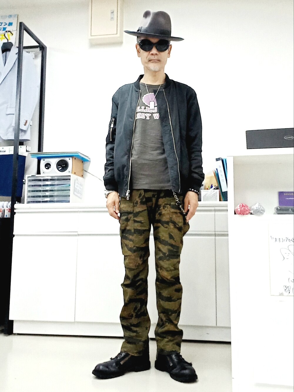 その他のカーゴパンツ、ブラック系のブーツ、ブラック系のMA-1を着用したメンズの秋コーディネートの3枚目の写真