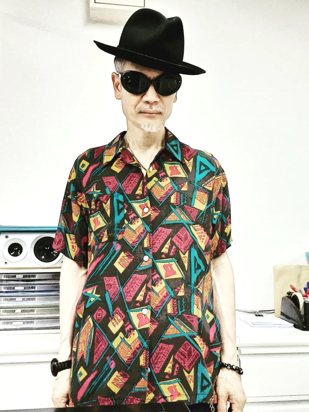 ブルー系のデニムパンツ、ブラウン系のシャツ/ブラウス、ブラック系のブーツを着用したメンズの夏コーディネートの2枚目の写真