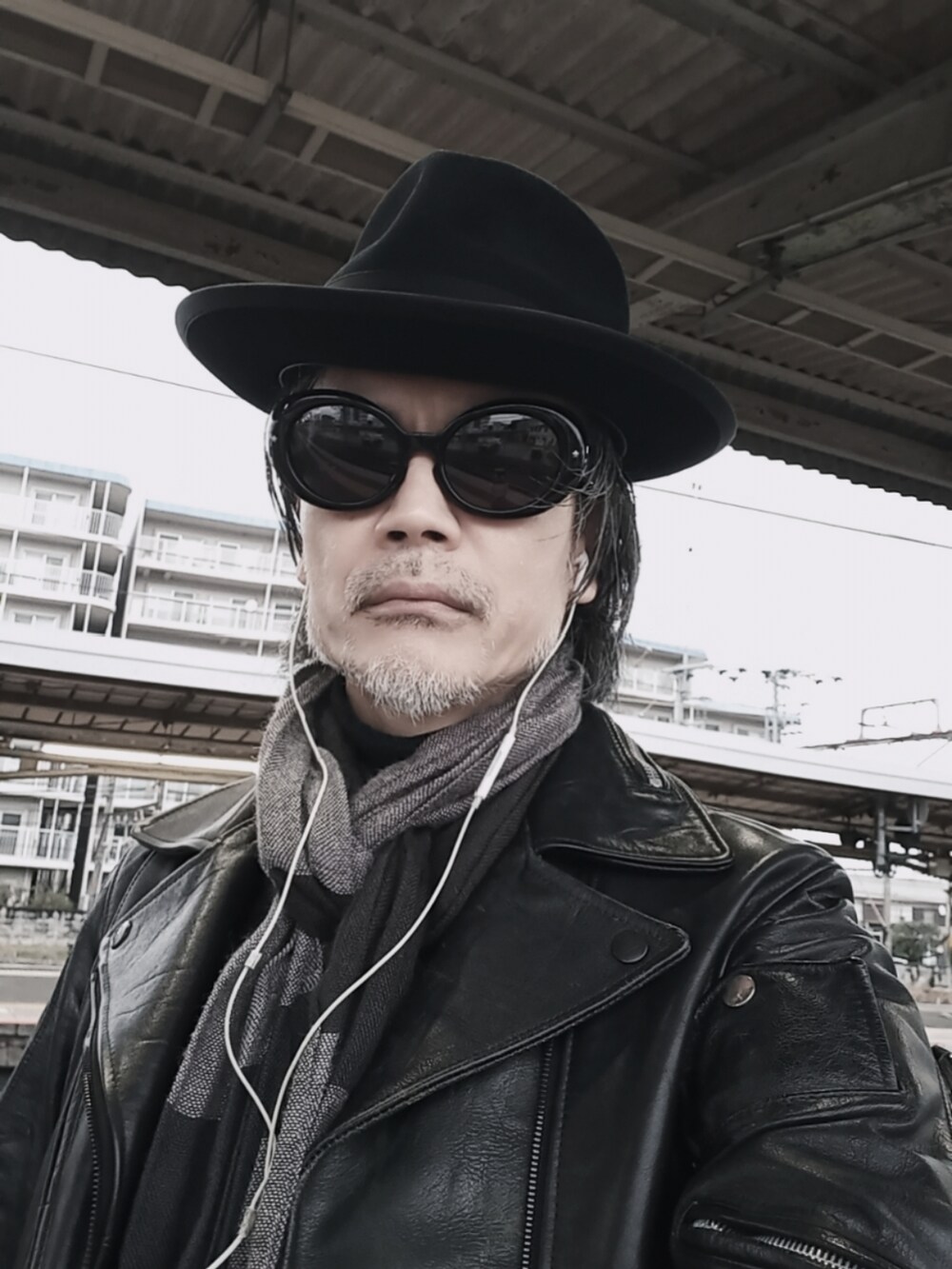 ブラック系のライダースジャケット、ブラック系のデニムパンツ、ブラック系のブーツを着用したメンズの冬コーディネートの4枚目の写真