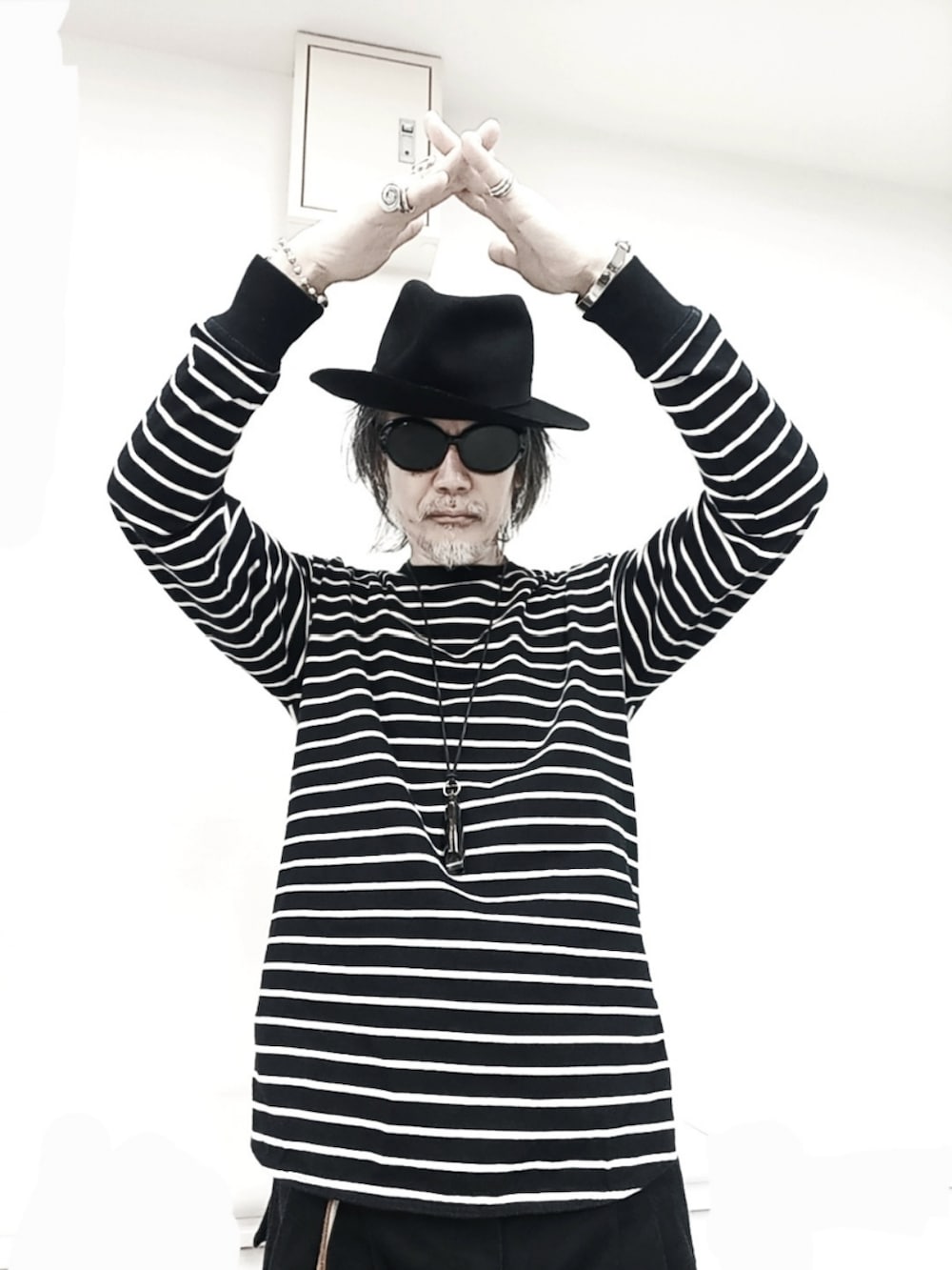 ブラック系のTシャツ/カットソー、ブラック系のカーゴパンツ、ブラック系のドレスシューズを着用したメンズの春コーディネートの3枚目の写真