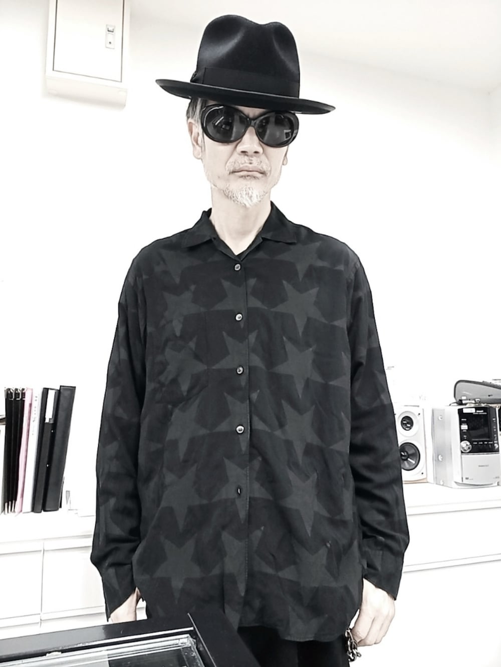ブラック系のシャツ/ブラウス、ブラック系のチノパンツ、ブラック系のドレスシューズを着用したメンズの春コーディネートの2枚目の写真