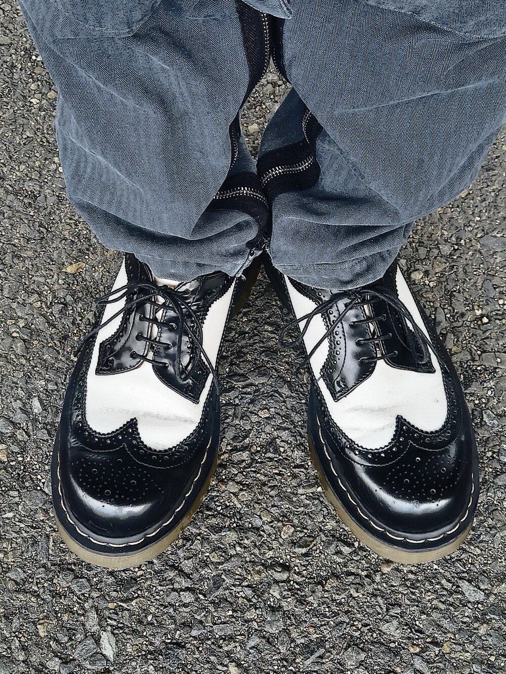 グレー系のその他パンツ、ブラック系のドレスシューズ、ブルー系のニット/セーターを着用したメンズの夏コーディネートの4枚目の写真