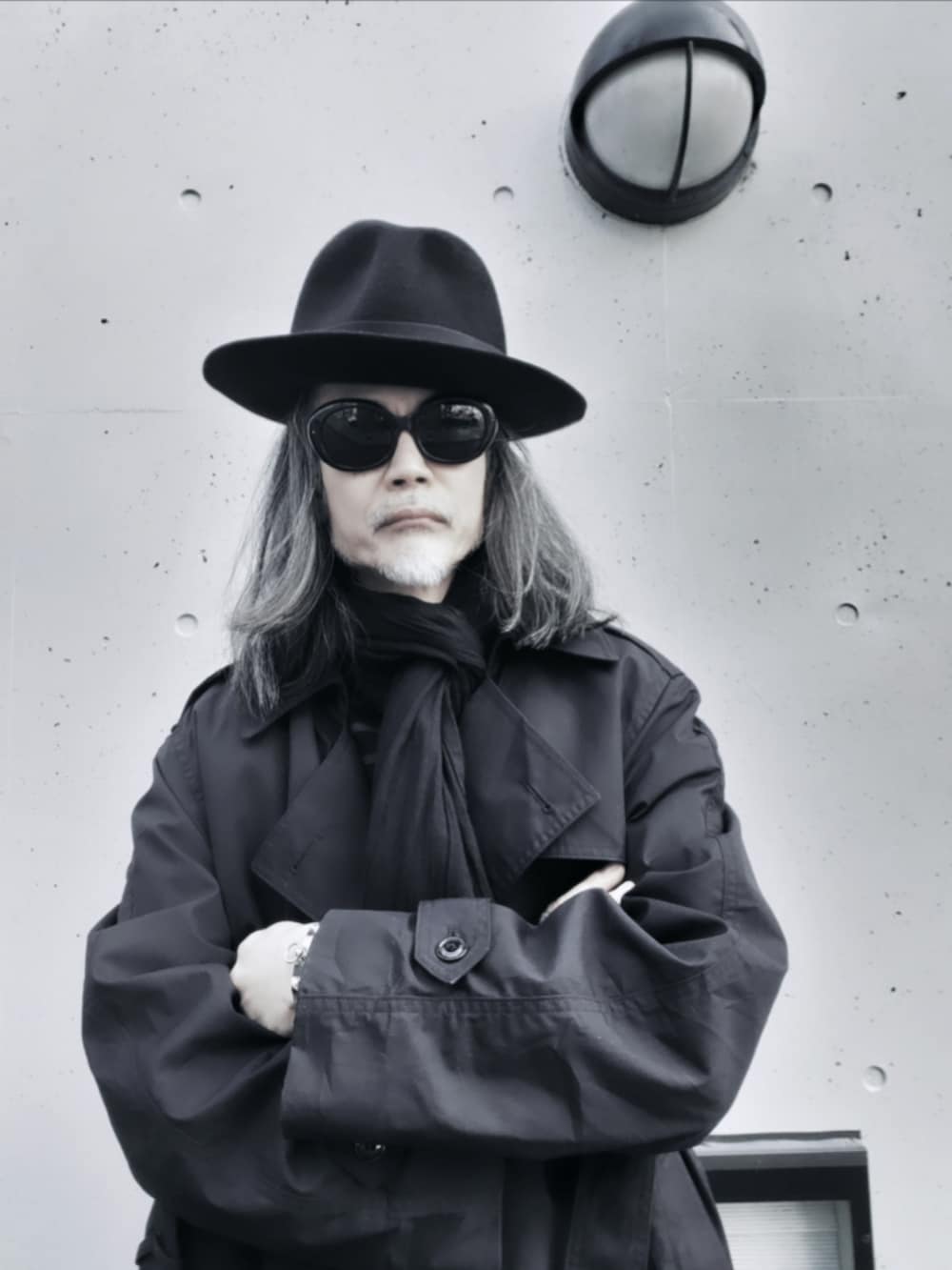 ブラック系のデニムパンツ、ブラック系のドレスシューズ、ブラック系のニット/セーターを着用したメンズの春コーディネートの5枚目の写真