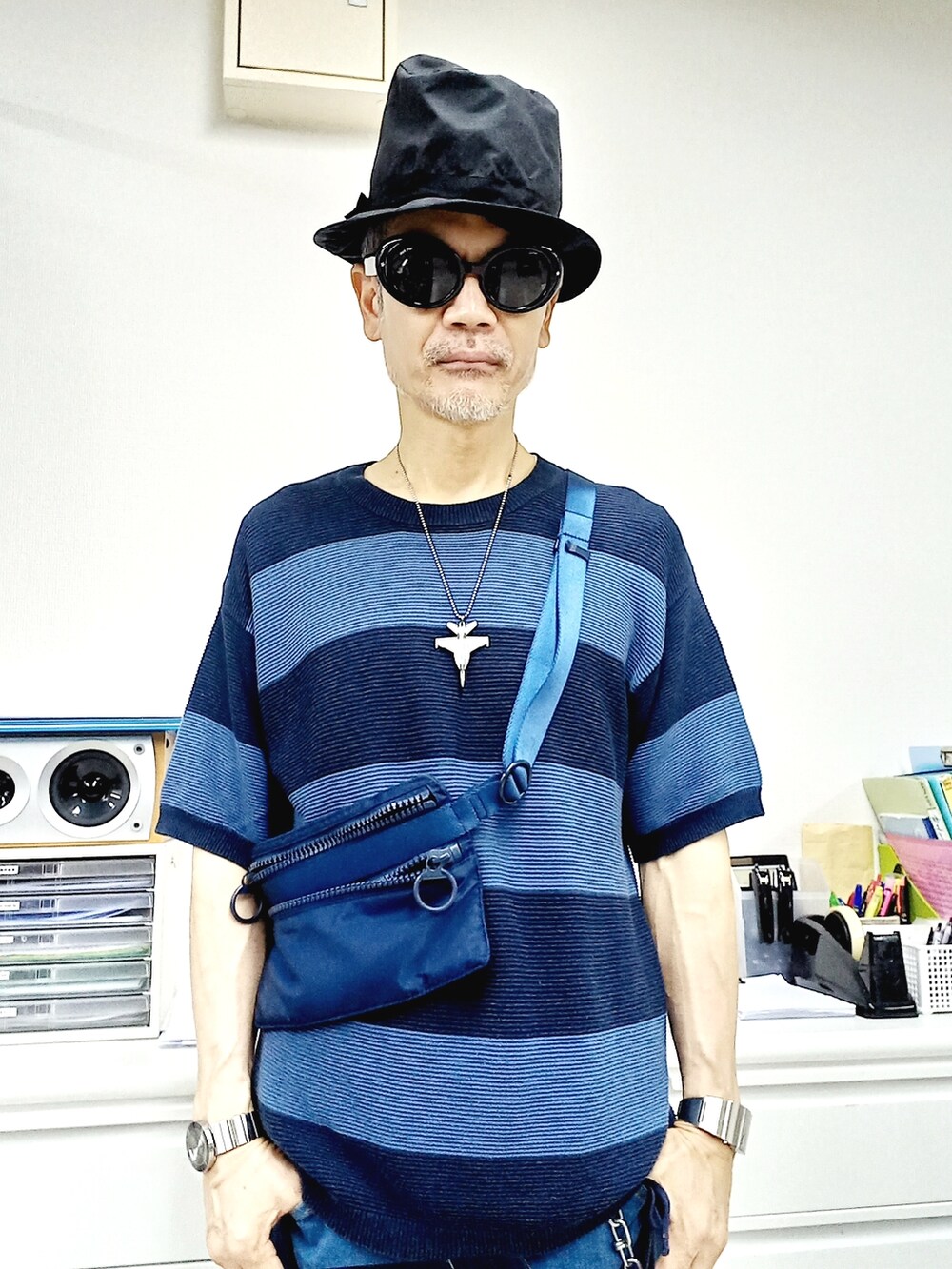 ブルー系のボディバッグ/ウエストポーチ、ブルー系のデニムパンツ、ホワイト系のスニーカーを着用したメンズの秋コーディネートの2枚目の写真