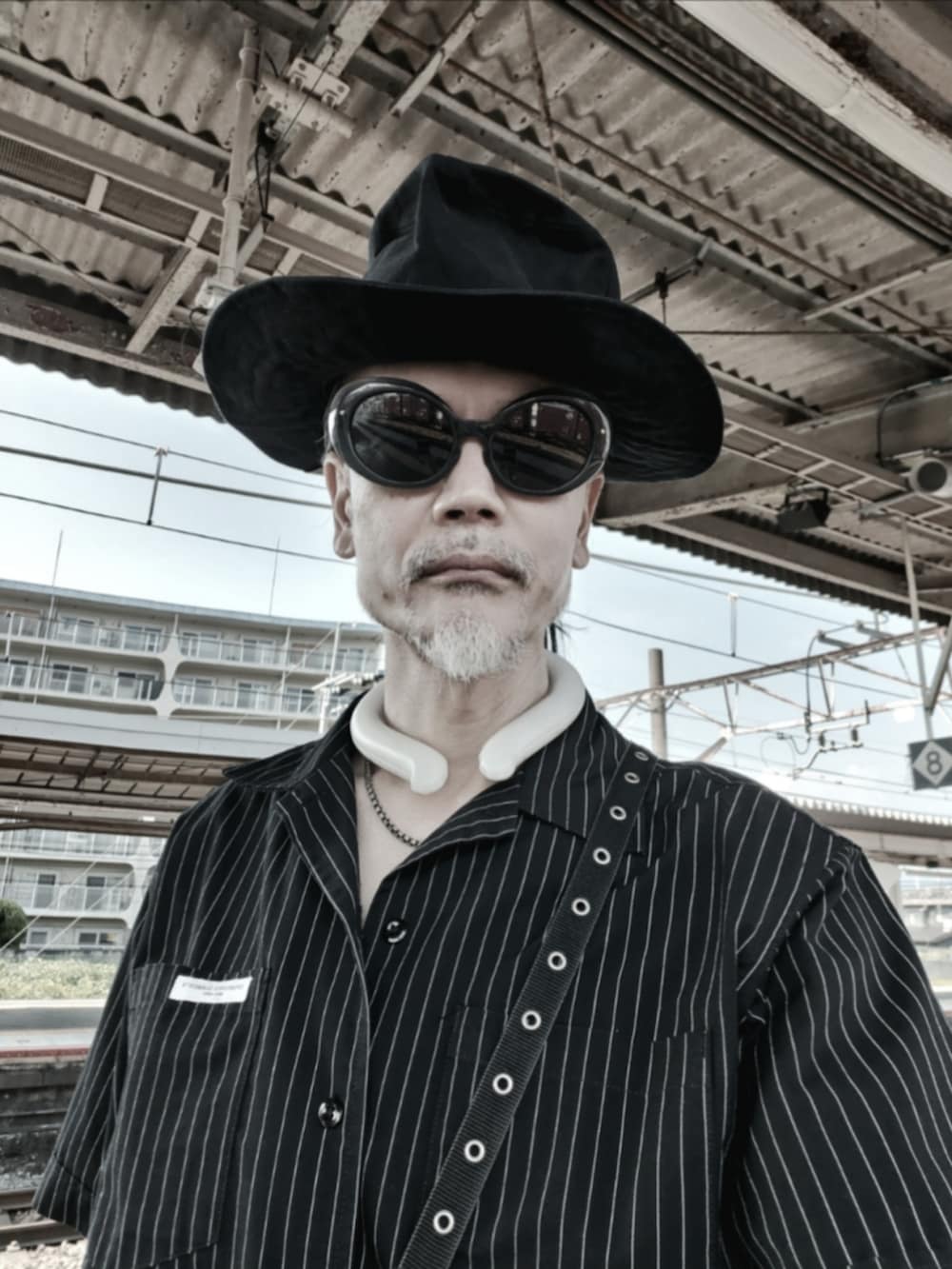 ブラック系のシャツ/ブラウス、ブラック系のスラックス、ブラック系のドレスシューズを着用したメンズの夏コーディネートの5枚目の写真