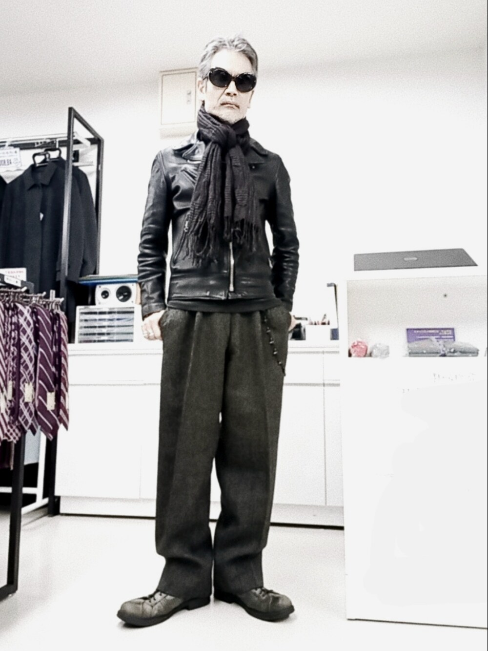 ブラック系のライダースジャケット、グレー系のスラックス、グレー系のブーツを着用したメンズの冬コーディネートの3枚目の写真