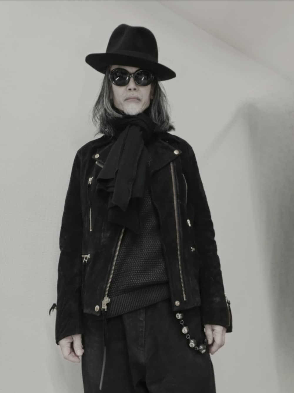 ブラック系のデニムパンツ、ブラック系のドレスシューズ、ブラック系のライダースジャケットを着用したメンズの冬コーディネートの2枚目の写真