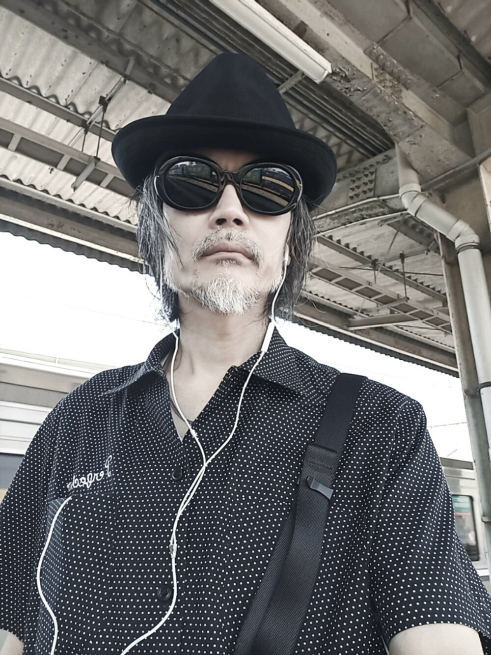 ブラック系のシャツ/ブラウス、ブラック系のスラックス、ブラック系のドレスシューズを着用したメンズの夏コーディネートの3枚目の写真