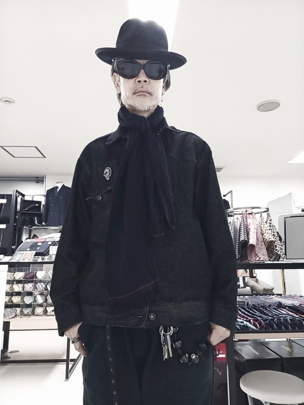 ブルー系のカーゴパンツ、ブラック系のデニムジャケット、ブラック系のブーツを着用したメンズの秋コーディネートの4枚目の写真