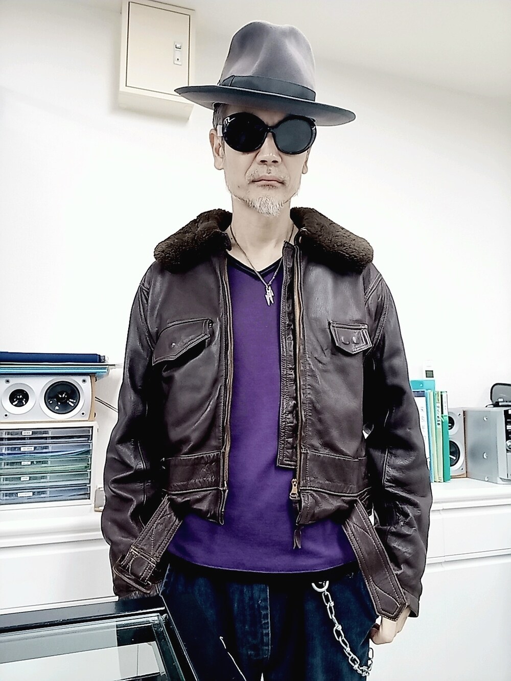 ブラウン系のミリタリージャケット、ブルー系のデニムパンツ、グレー系のブーツを着用したメンズの秋コーディネートの4枚目の写真