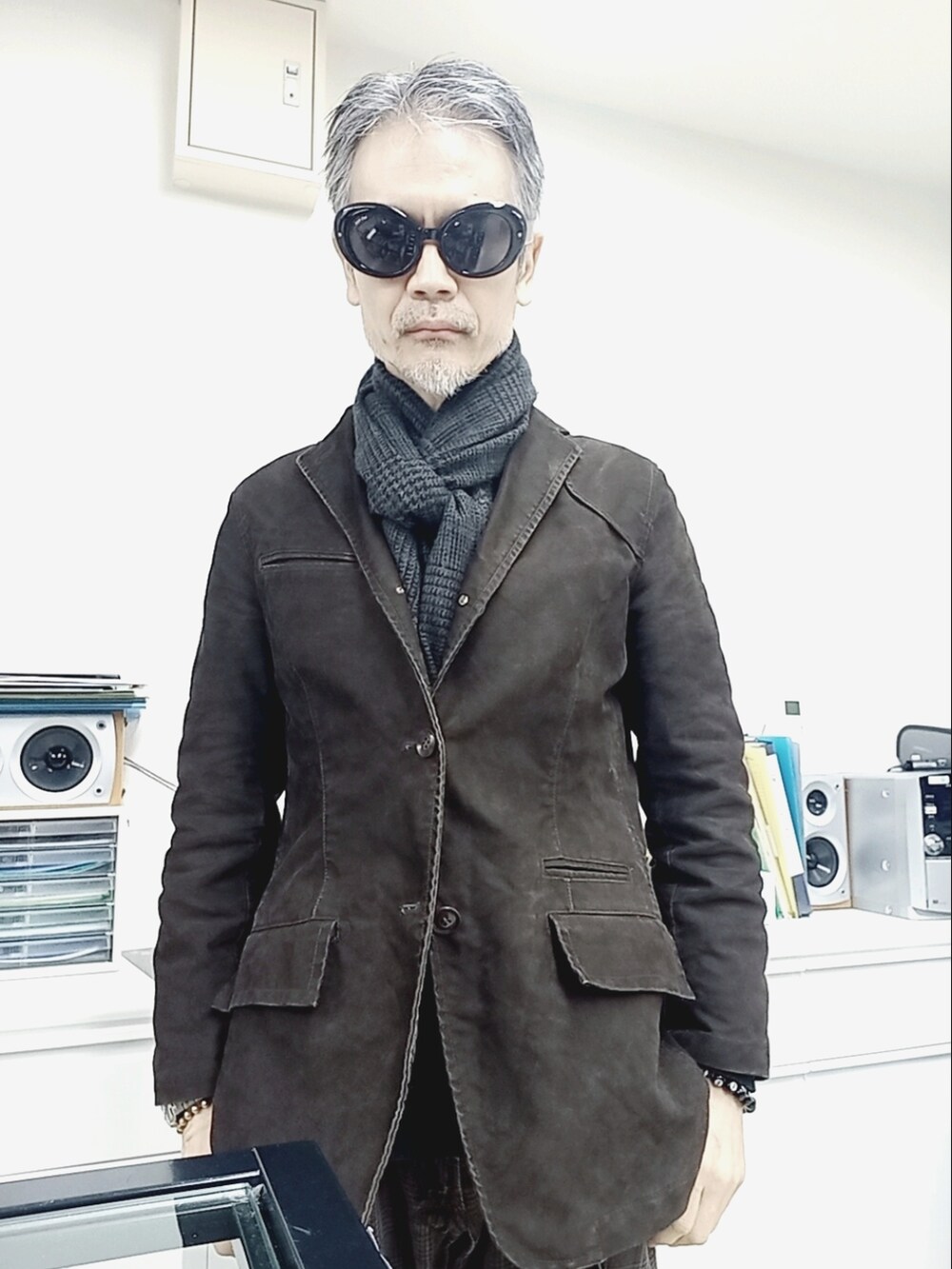 ブラウン系のテーラードジャケット、ブラウン系のチノパンツ、グレー系のブーツを着用したメンズの秋コーディネートの5枚目の写真