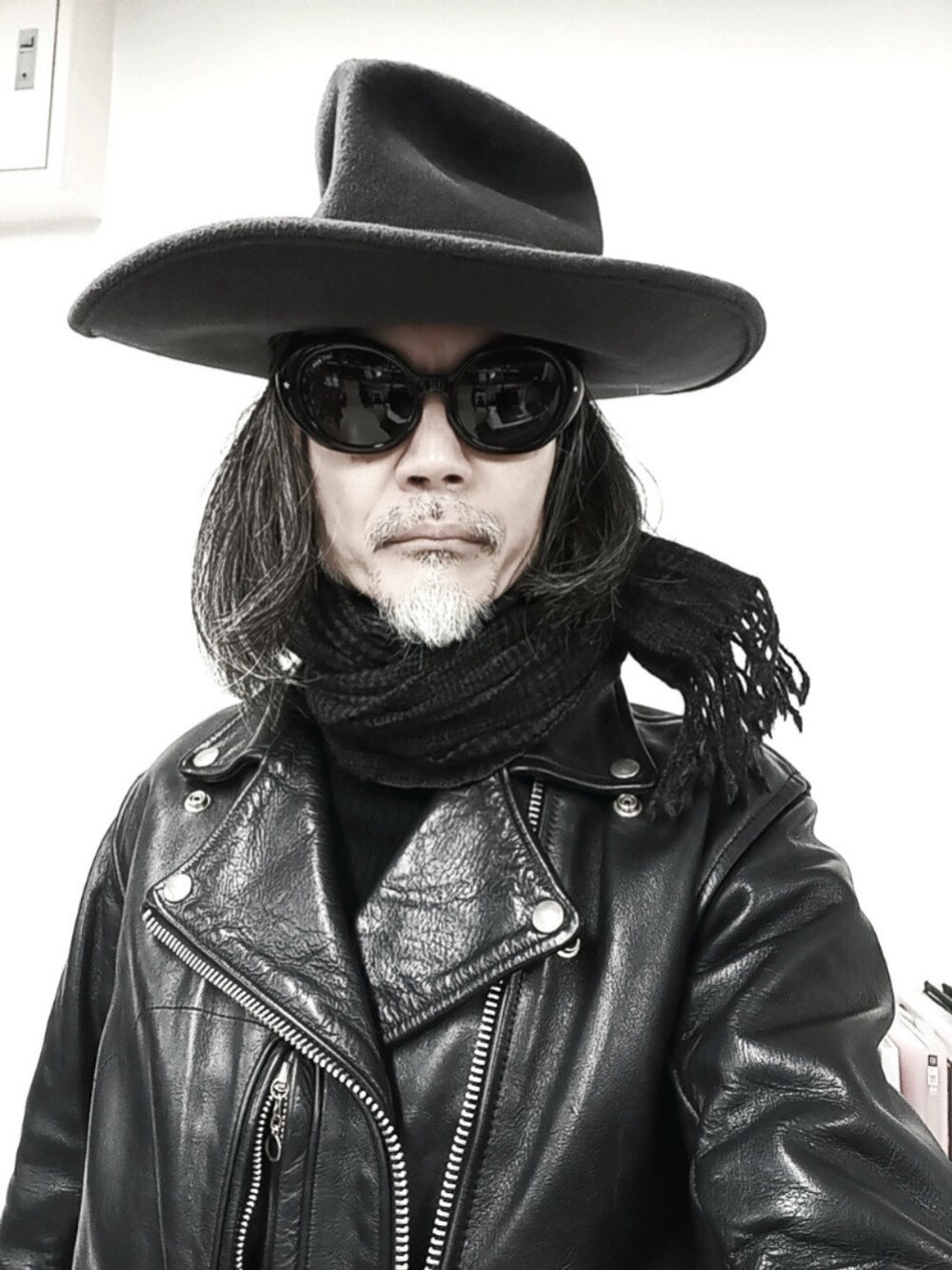 ブラック系のカーゴパンツ、ブラック系のライダースジャケット、ブラック系のドレスシューズを着用したメンズの冬コーディネートの3枚目の写真