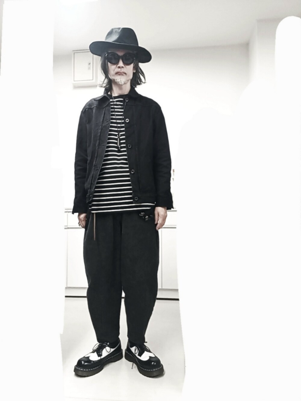 ブラック系のTシャツ/カットソー、ブラック系のデニムジャケット、ブラック系のデニムパンツを着用したメンズの秋コーディネートの5枚目の写真