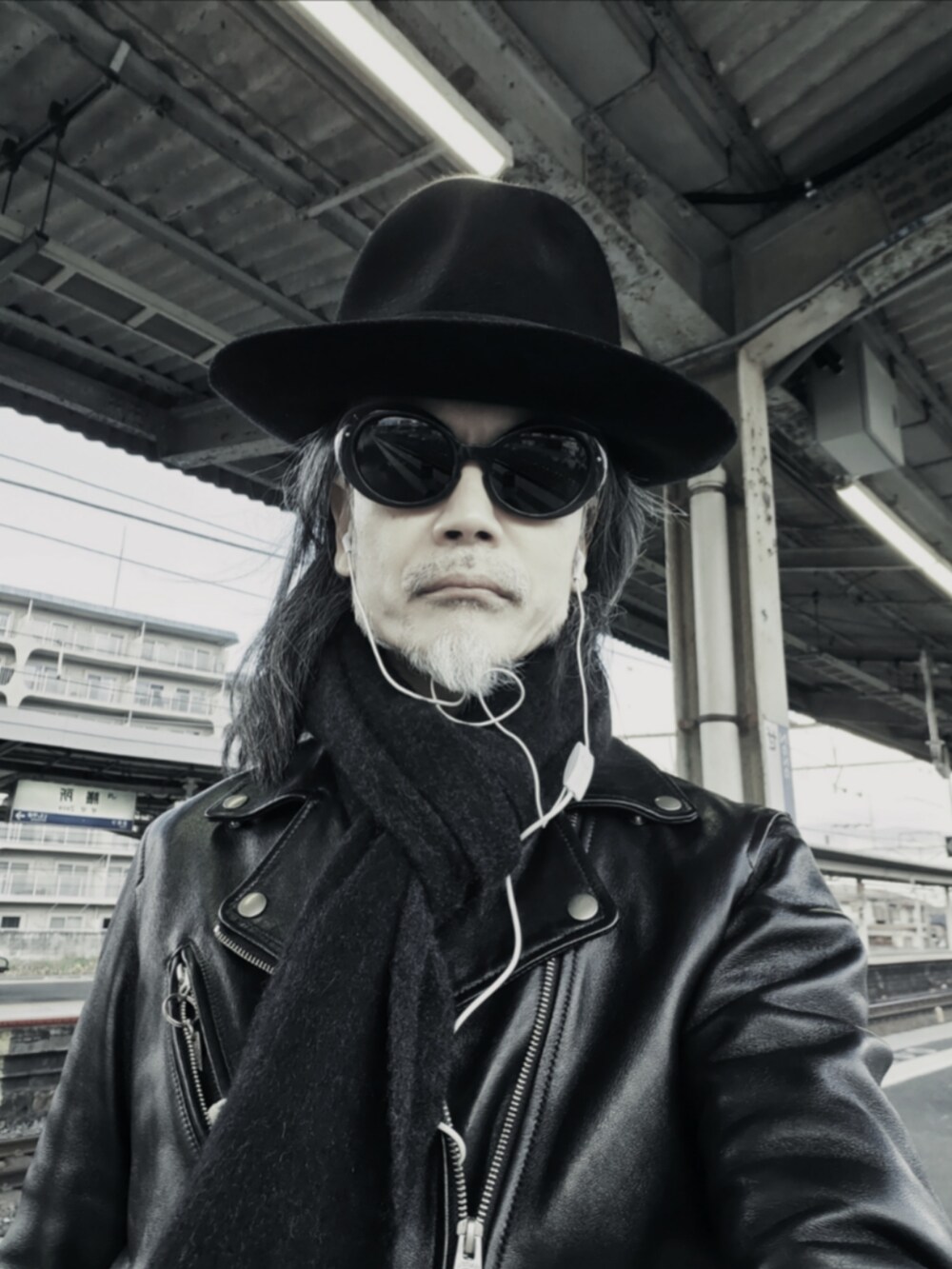 ブラック系のデニムパンツ、ブラック系のライダースジャケット、ブラック系のトートバッグを着用したメンズの冬コーディネートの5枚目の写真