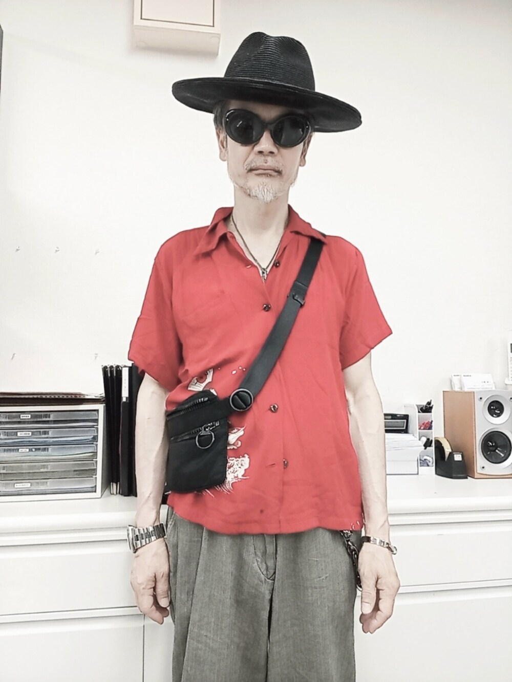 レッド系のシャツ/ブラウス、グレー系のチノパンツ、ホワイト系のその他シューズを着用したメンズの夏コーディネートの4枚目の写真