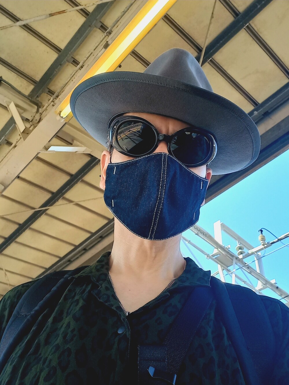 グリーン系のシャツ/ブラウス、グリーン系のスニーカー、ブラック系のデニムパンツを着用したメンズの夏コーディネートの5枚目の写真