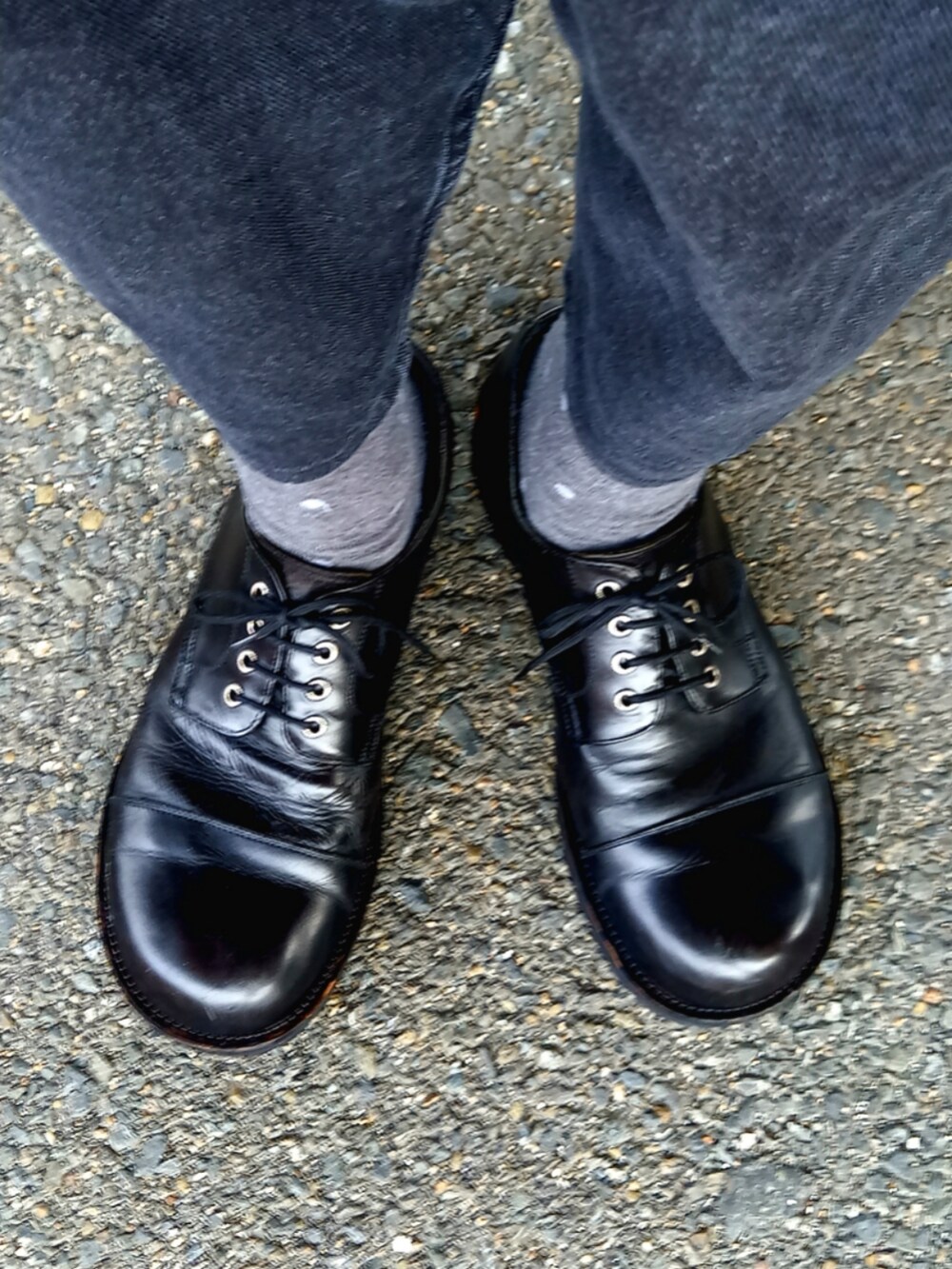 ブラック系のデニムパンツ、ブラック系のドレスシューズ、ブラック系のライダースジャケットを着用したメンズの春コーディネートの5枚目の写真