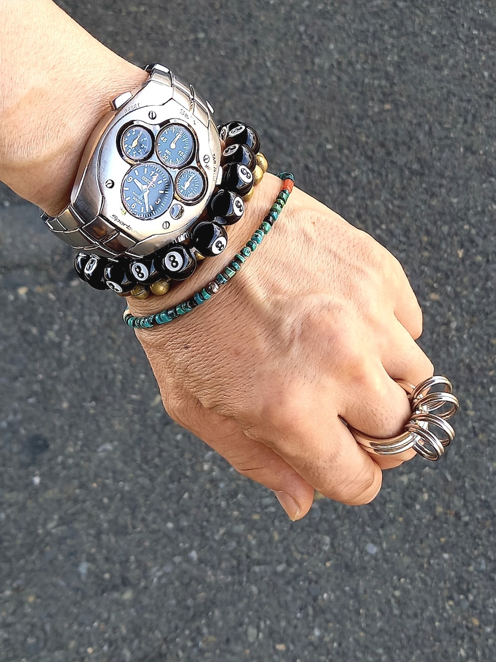 ブルー系のデニムパンツ、ブラウン系のシャツ/ブラウス、ブラック系のブーツを着用したメンズの夏コーディネートの3枚目の写真