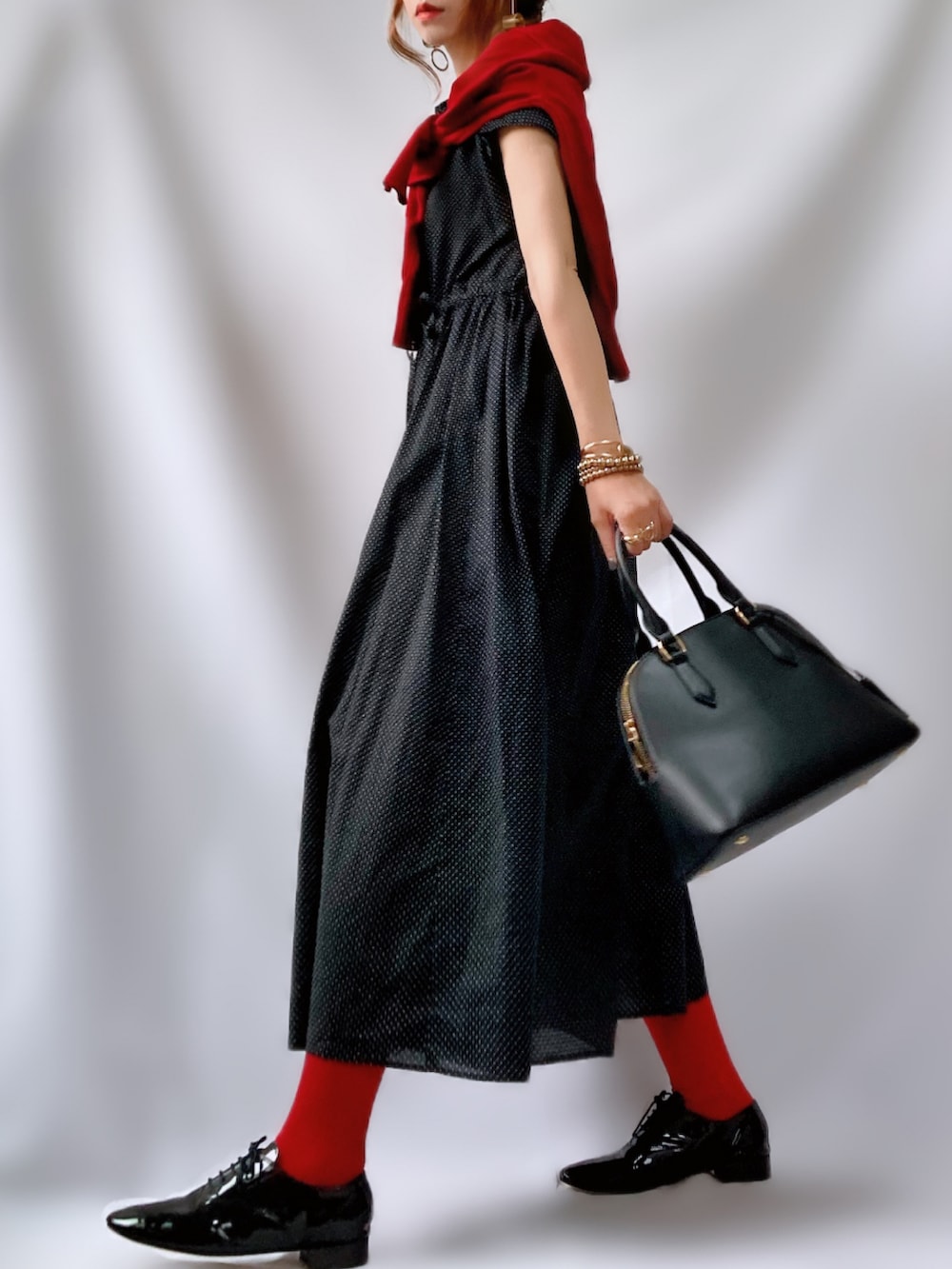 「このスタイルがお気に入り、To b. by agnes b.、ドット、ドットワンピ、ツートーン、赤黒、ロングワンピース、クラシカル、肩掛けカーデ、トートバッグ、甘辛mix、夏コーデ、プチプラ、靴下、レースアップシューズ」｜「To b. by agnes b.のWEB限定 WU22 ROBE ドットロングドレス（ワンピース、ブラック系）」を使った、𝕐 𝕌 ℝ 𝕀*さん（骨格ウェーブ・レディース・154cm）の夏コーディネートの2枚目の写真