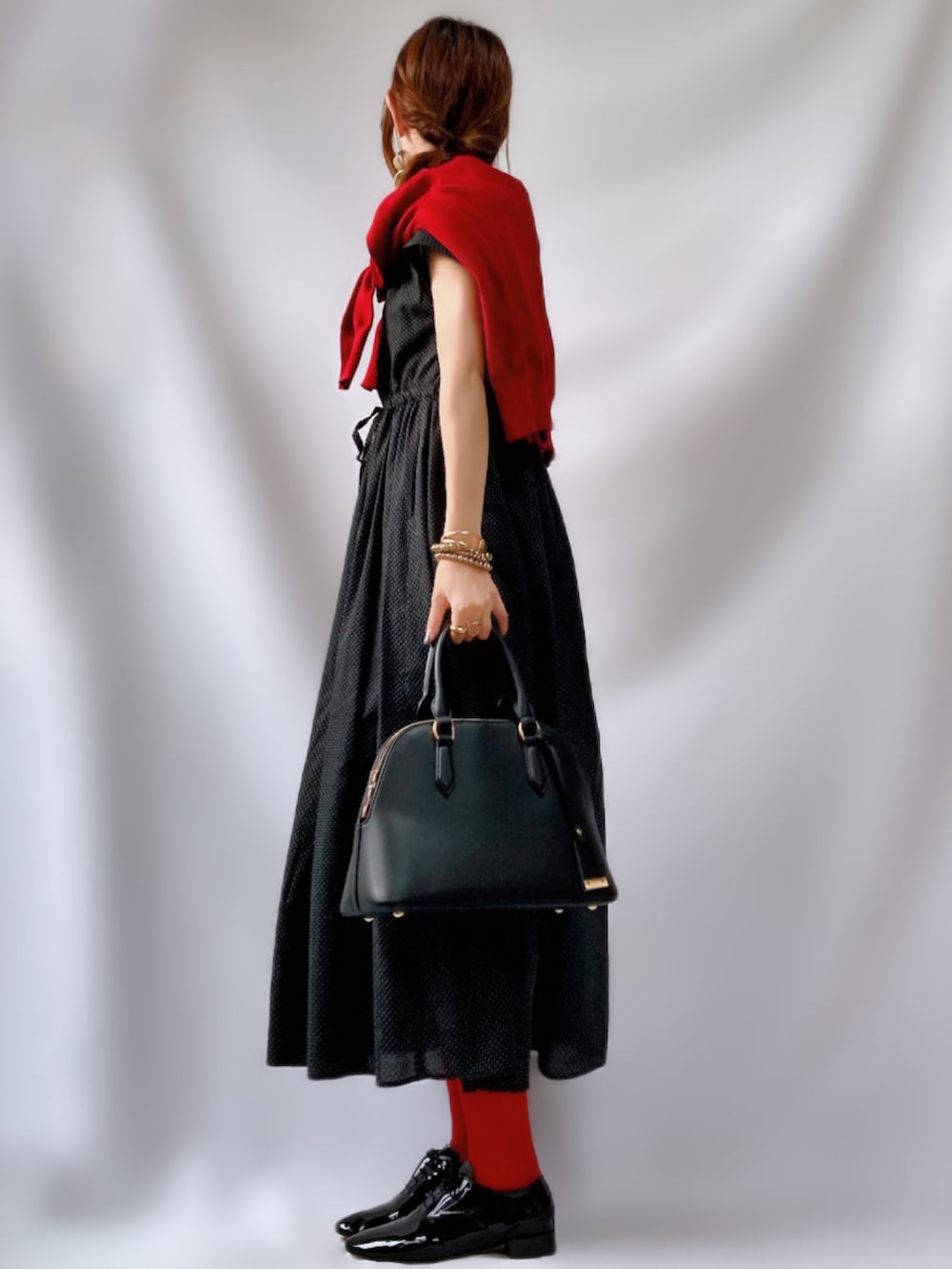 「このスタイルがお気に入り、To b. by agnes b.、ドット、ドットワンピ、ツートーン、赤黒、ロングワンピース、クラシカル、肩掛けカーデ、トートバッグ、甘辛mix、夏コーデ、プチプラ、靴下、レースアップシューズ」｜「To b. by agnes b.のWEB限定 WU22 ROBE ドットロングドレス（ワンピース、ブラック系）」を使った、𝕐 𝕌 ℝ 𝕀*さん（骨格ウェーブ・レディース・154cm）の夏コーディネートの3枚目の写真