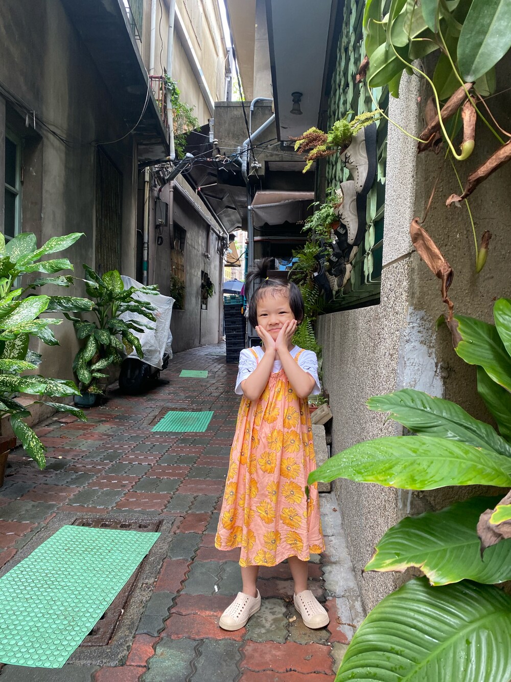 オレンジ系のワンピース、ベージュ系のスリッポンを着用したレディースの秋コーディネートの4枚目の写真