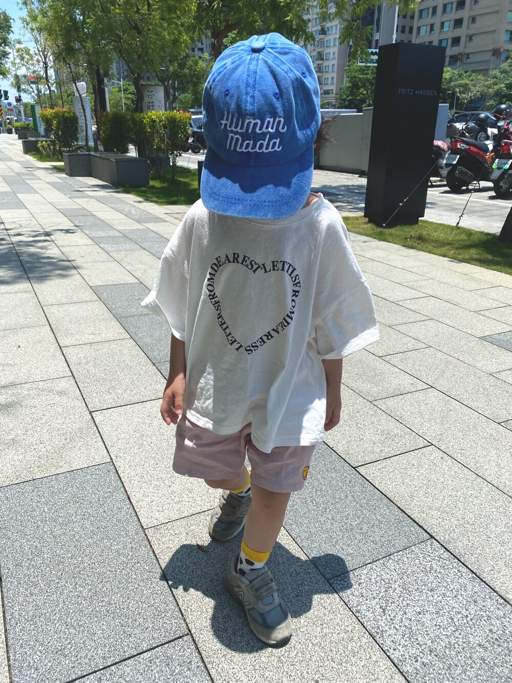 グレー系のスニーカー、ピンク系のカーゴパンツ、ホワイト系のTシャツ/カットソーを着用したキッズの夏コーディネートの2枚目の写真