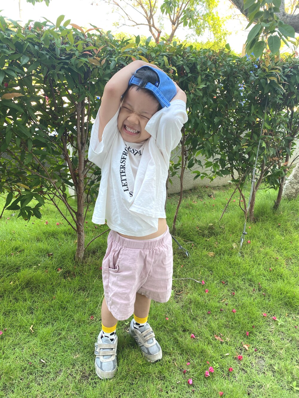 グレー系のスニーカー、ピンク系のカーゴパンツ、ホワイト系のTシャツ/カットソーを着用したキッズの夏コーディネートの3枚目の写真