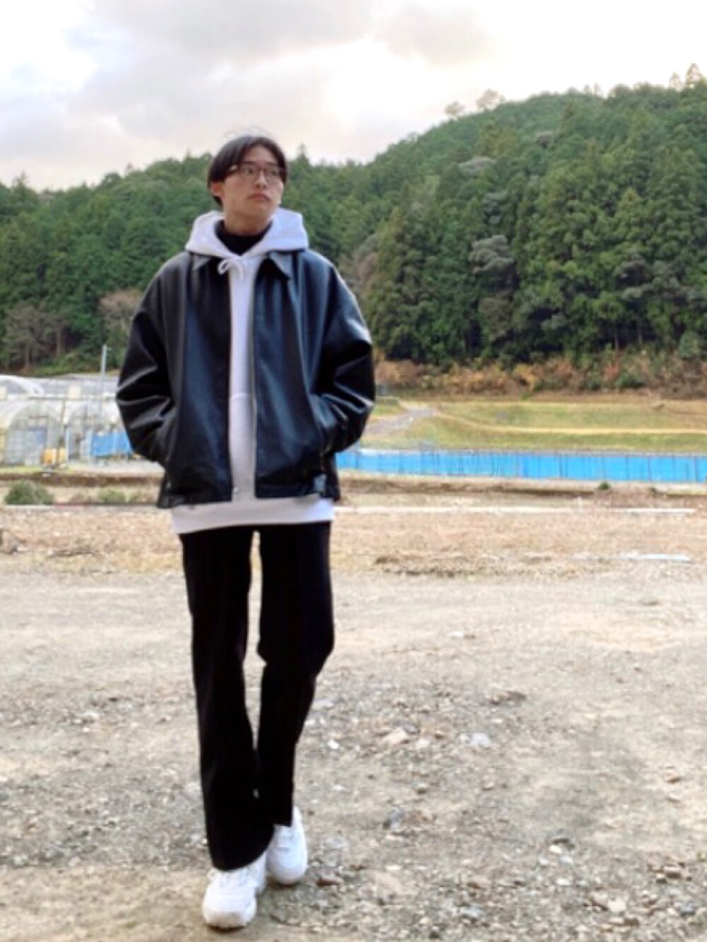 「大人カジュアル、おしゃれさんと繋がりたい、モノトーン、プチプラ、GU、シンプル、プチプラコーデ、冬、メガネ男子、冬コーデ、きれいめカジュアル」｜「GUのアイテム（パーカー、ホワイト系）」を使った、masaさん（メンズ・174cm）の冬コーディネートの2枚目の写真