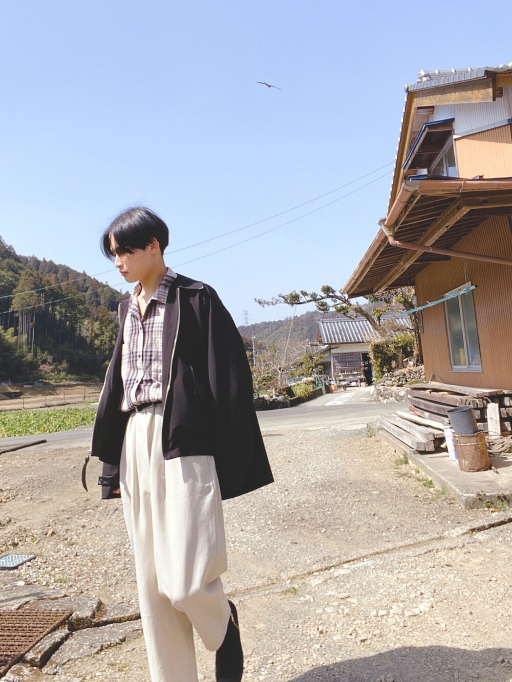 「シンプルコーデ、おしゃれさんと繋がりたい、ゆるコーデ、チェック、タックイン、プチプラ、春コーデ、白パンツ、トレンド」｜「GUのバルーンパンツ（パンツ、ホワイト系）」を使った、masaさん（メンズ・174cm）の春コーディネートの2枚目の写真