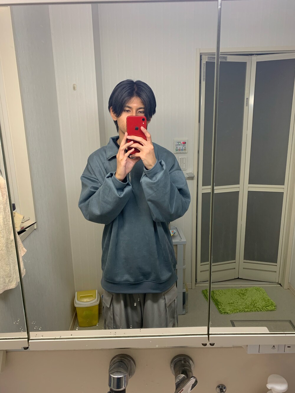 ブルー系のスウェット、グレー系のカーゴパンツ、ブラック系のTシャツ/カットソーを着用したメンズの冬コーディネートの2枚目の写真