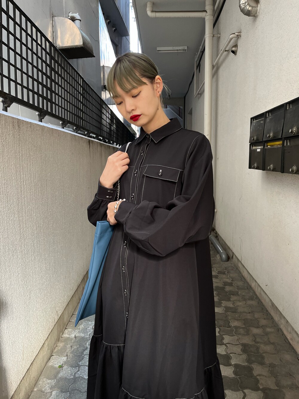 ブラック系のワンピースを着用したレディースの冬コーディネートの2枚目の写真