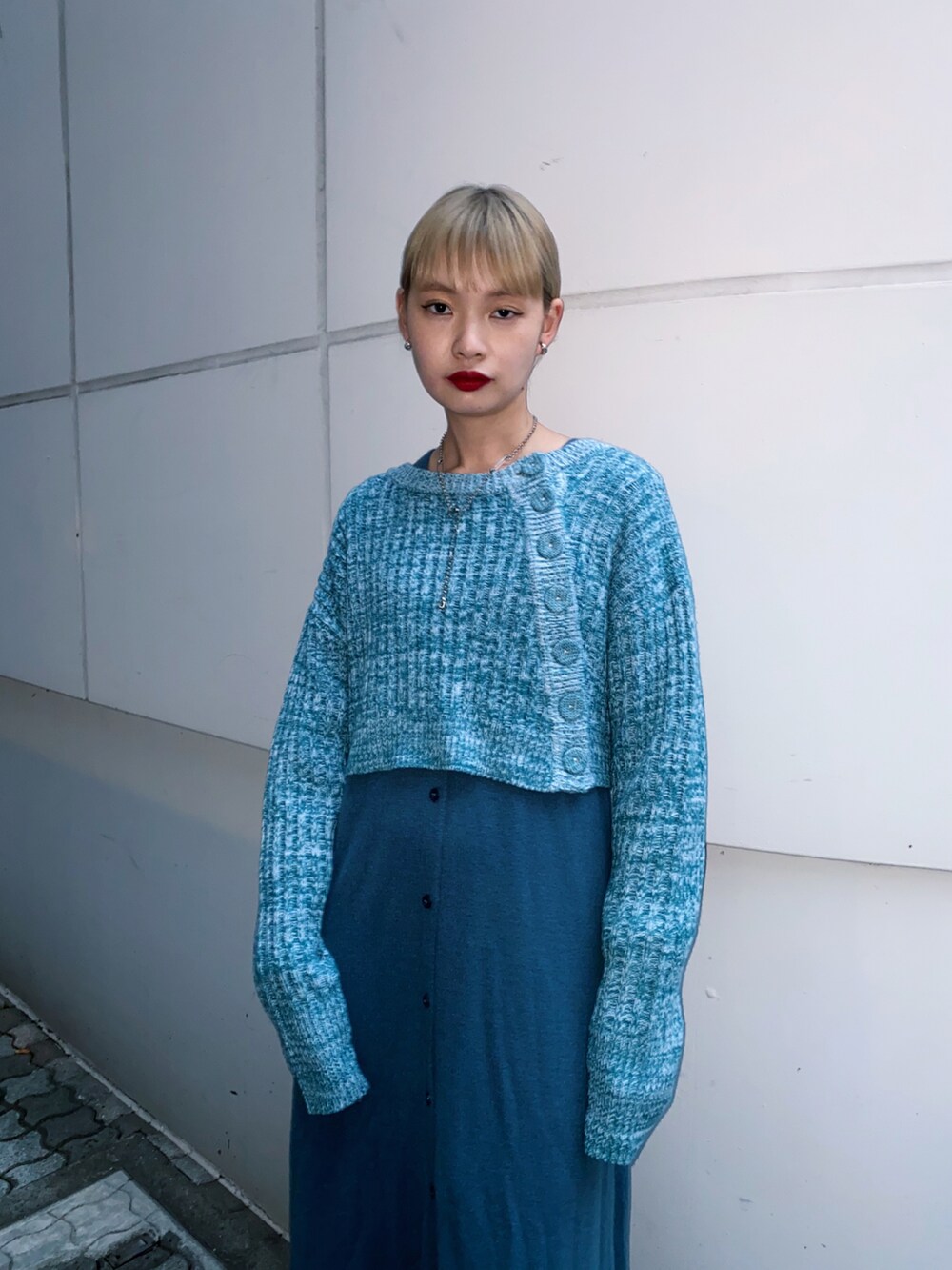 ブルー系のワンピース、ホワイト系のスニーカーを着用したレディースの秋コーディネートの2枚目の写真