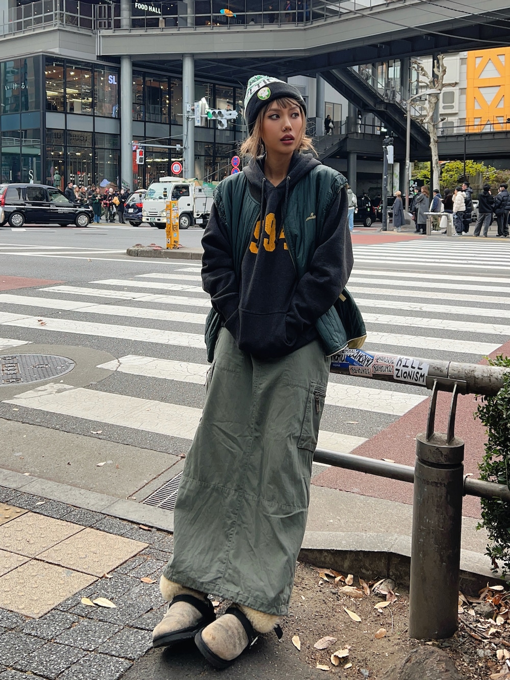 「y2k、古着MIX、古着好きな人と繋がりたい、ストリート、ベスト、パーカー、カーゴスカート、海外系ファッション、秋コーデ」｜「Audemars Piguetのアイテム（ベスト、グリーン系）」を使った、リリーさん（レディース・174cm）の冬コーディネートの4枚目の写真