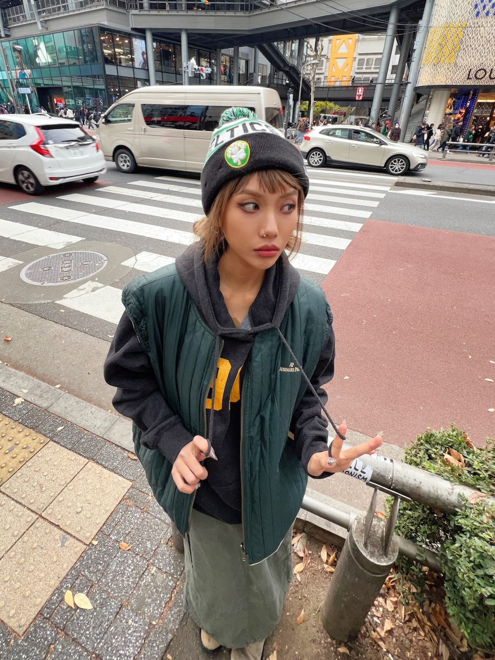 「y2k、古着MIX、古着好きな人と繋がりたい、ストリート、ベスト、パーカー、カーゴスカート、海外系ファッション、秋コーデ」｜「Audemars Piguetのアイテム（ベスト、グリーン系）」を使った、リリーさん（レディース・174cm）の冬コーディネートの5枚目の写真