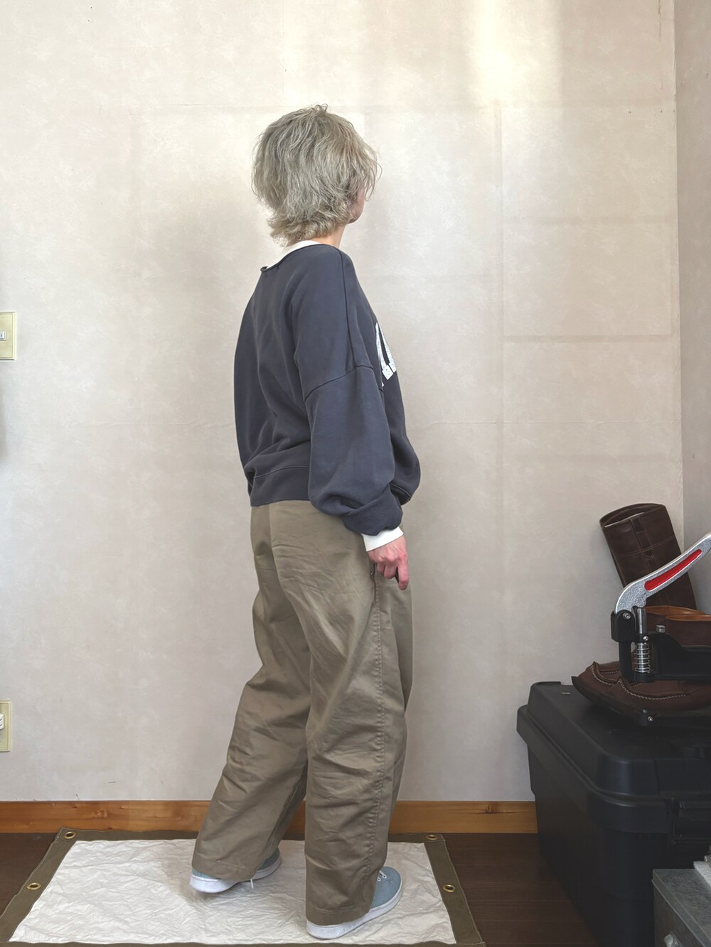 ベージュ系のチノパンツ、その他のスニーカー、その他のラグ/マットを着用したレディースの冬コーディネートの2枚目の写真