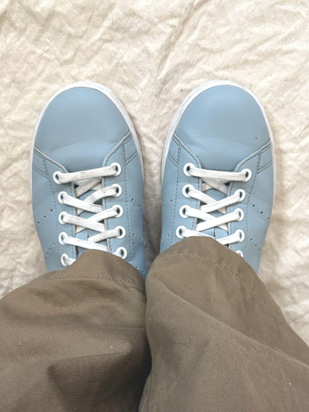 ベージュ系のチノパンツ、その他のスニーカー、その他のラグ/マットを着用したレディースの冬コーディネートの3枚目の写真