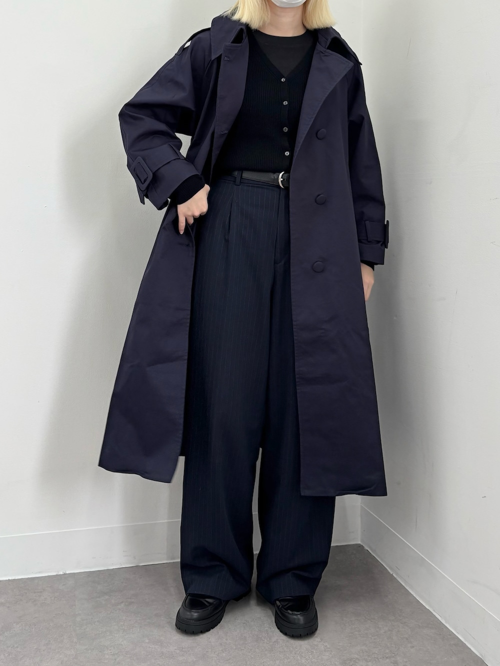 ブルー系のトレンチコートを着用したレディースの冬コーディネートの3枚目の写真