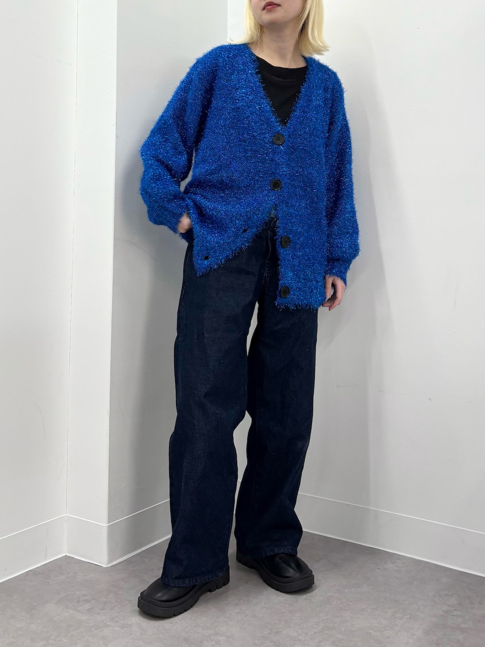 ブルー系のカーディガン/ボレロ、ブルー系のデニムパンツを着用したレディースの冬コーディネートの2枚目の写真