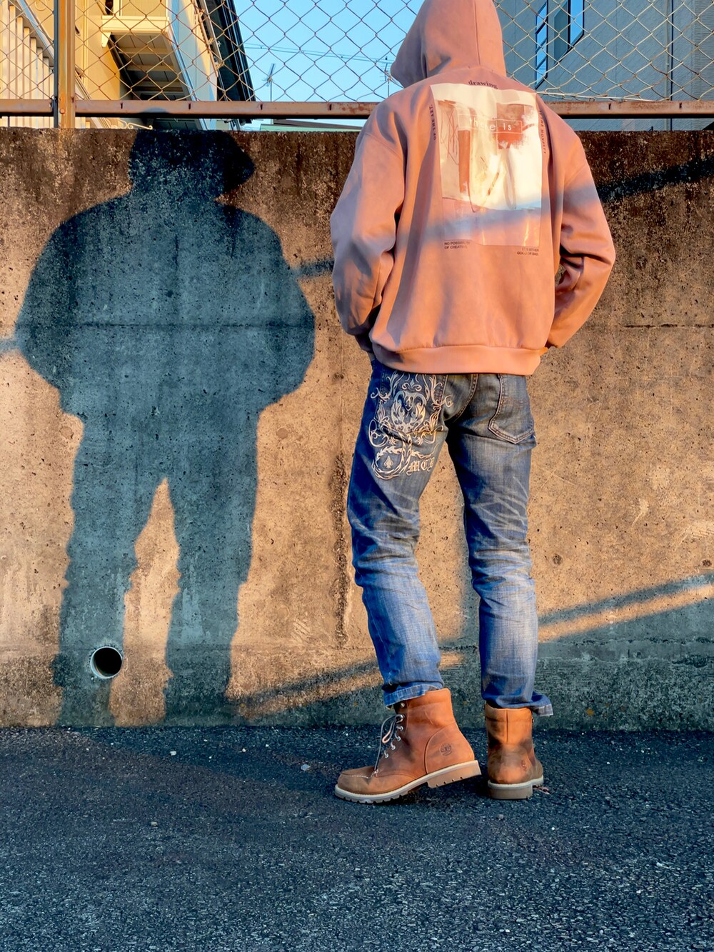 「おしゃれさんと繋がりたい、カジュアルコーデ、デニム、Timberland、レイジブルー、スニーカー、パーカー」｜「MCDのアイテム（デニムパンツ、ブルー系）」を使った、たーさん（メンズ・178cm）の冬コーディネートの2枚目の写真