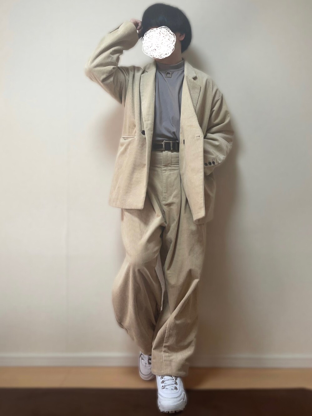 グレー系のTシャツ/カットソー、ベージュ系のテーラードジャケット、ベージュ系のショルダーバッグを着用したメンズの春コーディネートの2枚目の写真