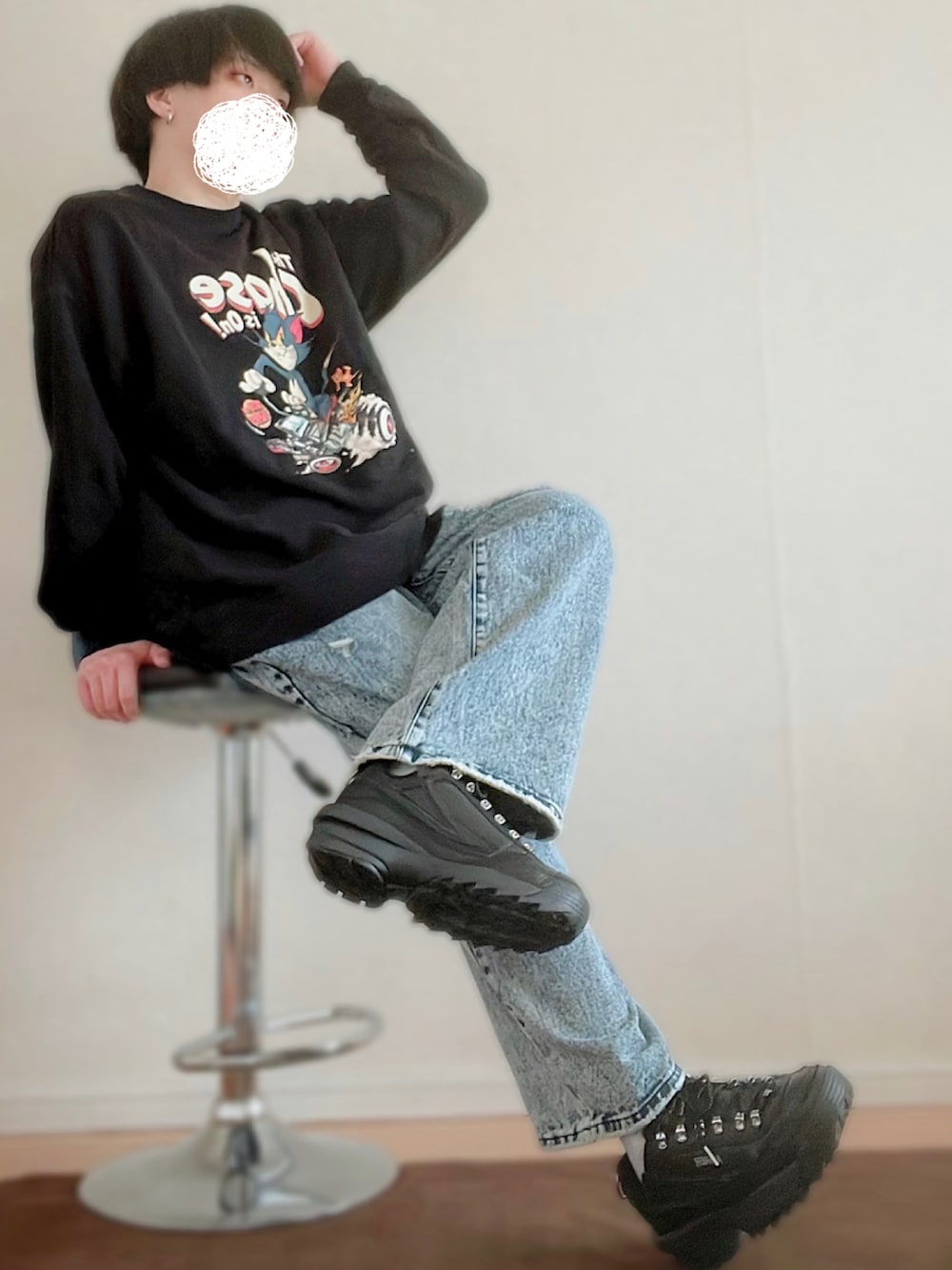 ブルー系のデニムパンツ、ブラック系のスウェット、ブラック系のスニーカーを着用したメンズの春コーディネートの4枚目の写真