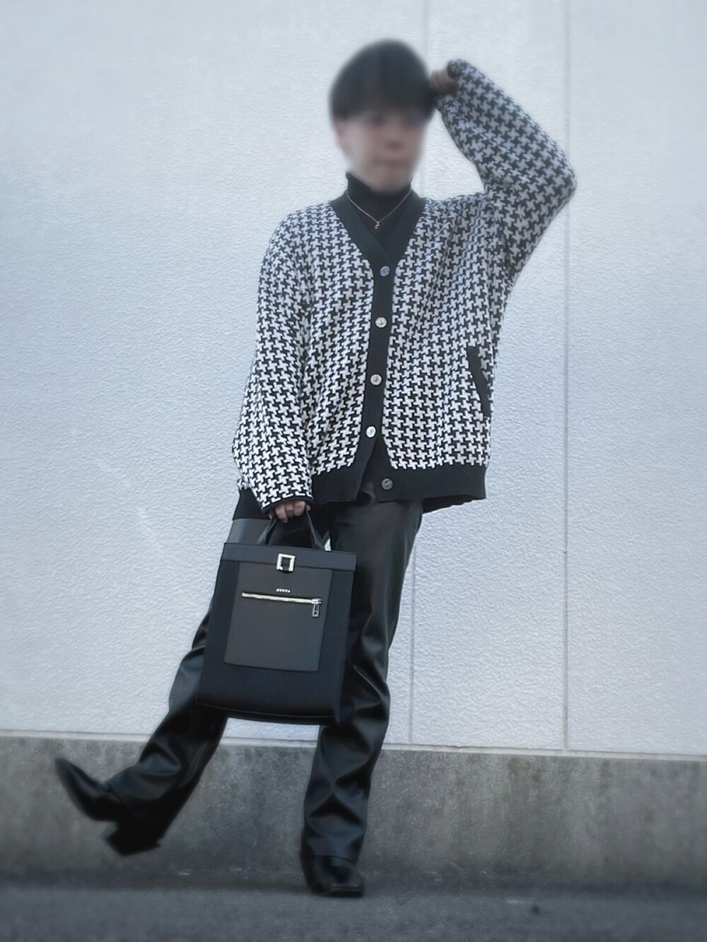 ブラック系のブーツ、ブラック系のその他パンツ、ブラック系のトートバッグを着用したメンズの春コーディネートの2枚目の写真